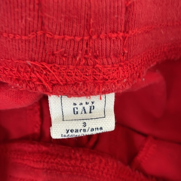 💙5/$25💙 GAP Firetruck shorts - Picture 3 of 3